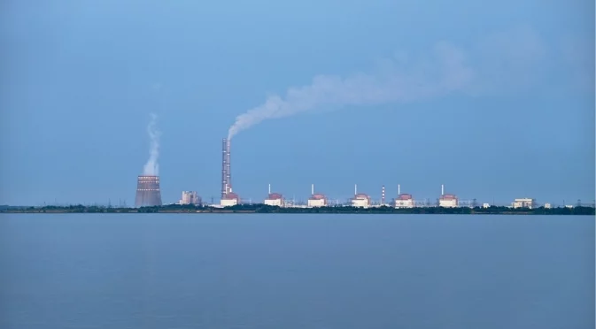 Трите действащи АЕЦ в Украйна намалиха производството си след руски атаки