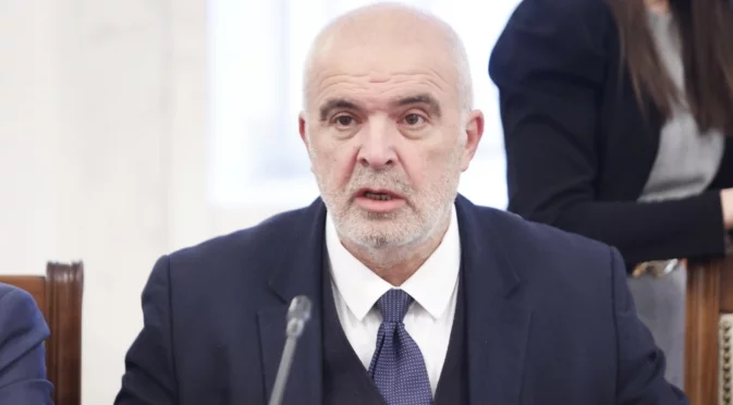 "Може да тълкувате, че се поддавам на натиск на руското разузнаване": Скандал между Манев и Божанов заради депутат от БСП