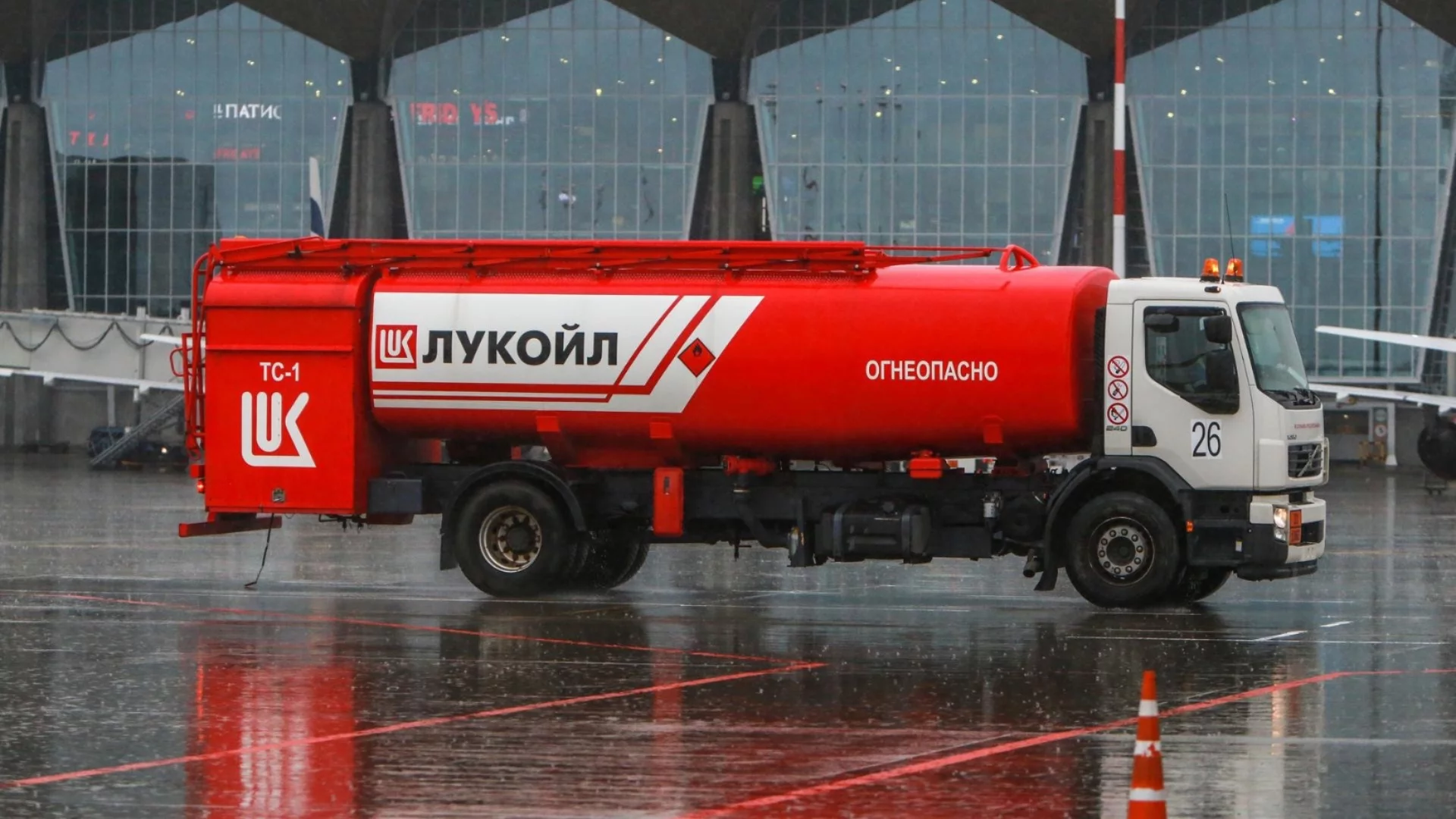 Великобритания разшири дерогацията за "Лукойл" България