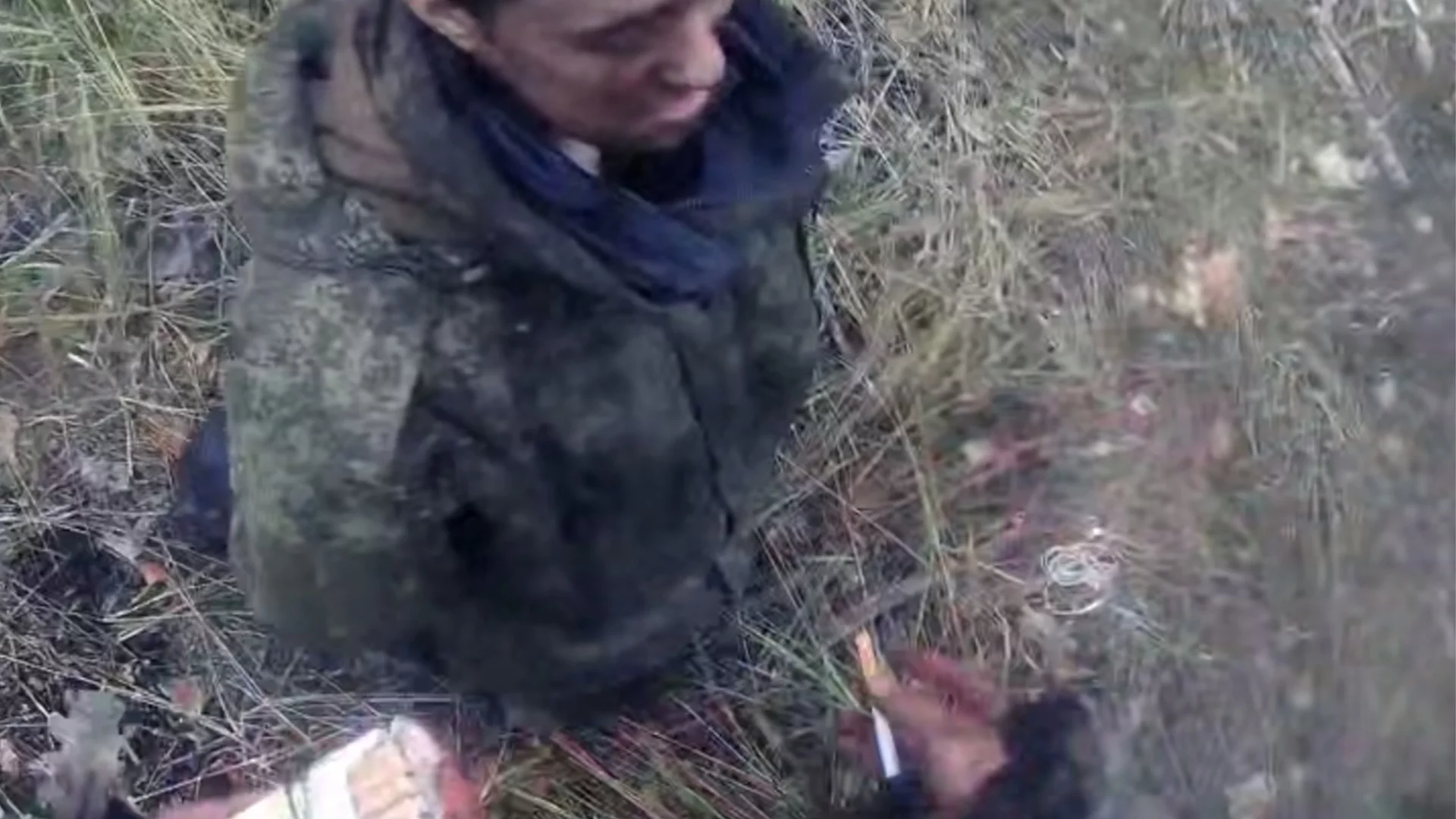 На колене, моля: Уникално ВИДЕО как американски войник пленява четирима руснаци