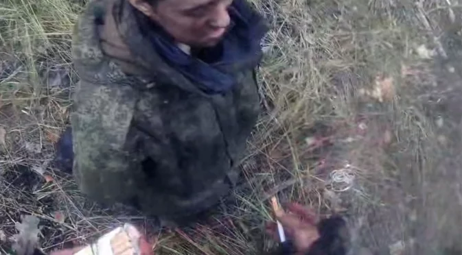 На колене, моля: Уникално ВИДЕО как американски войник пленява четирима руснаци