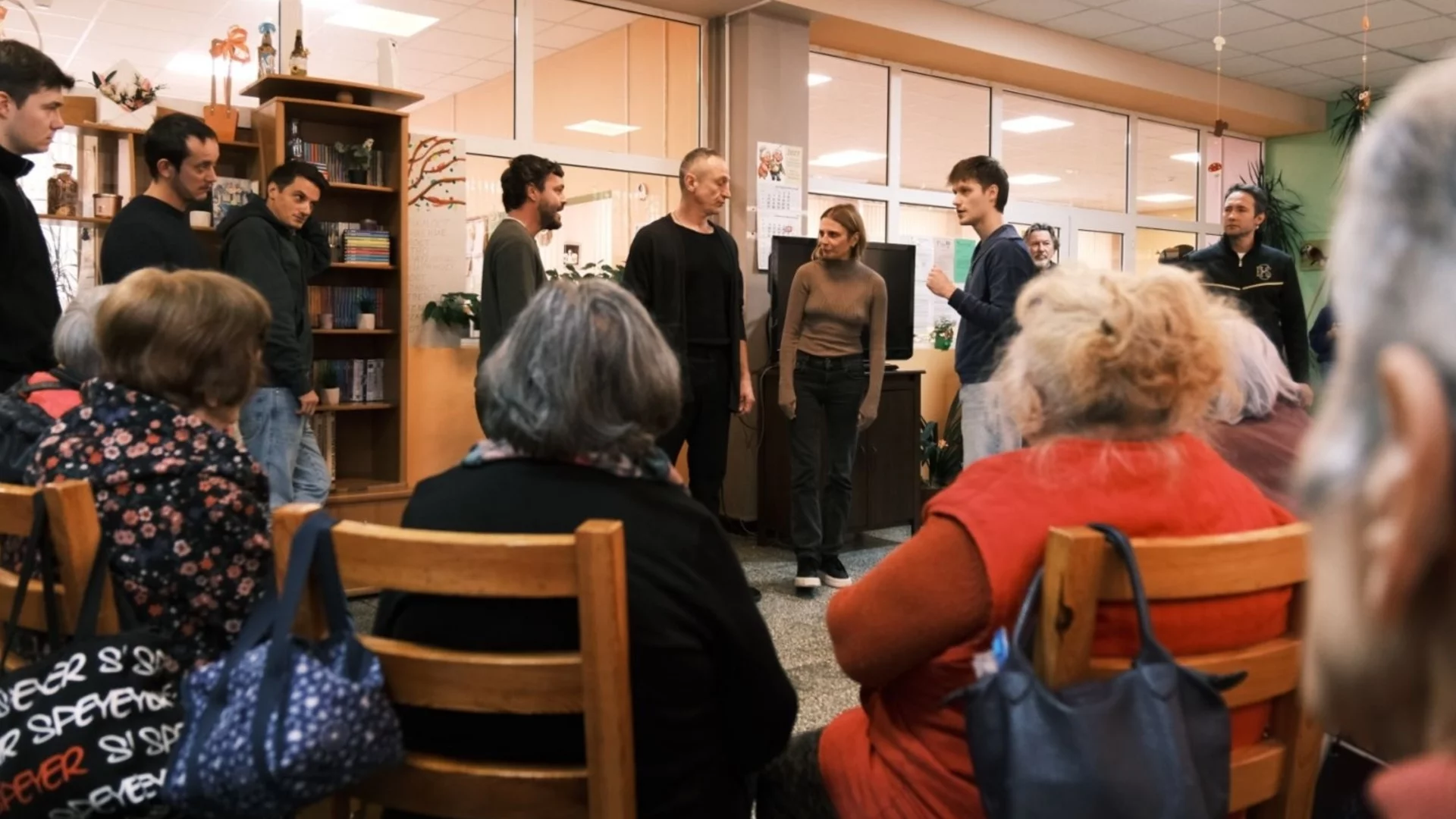 Актьори от Народния театър играха в дом за възрастни хора 