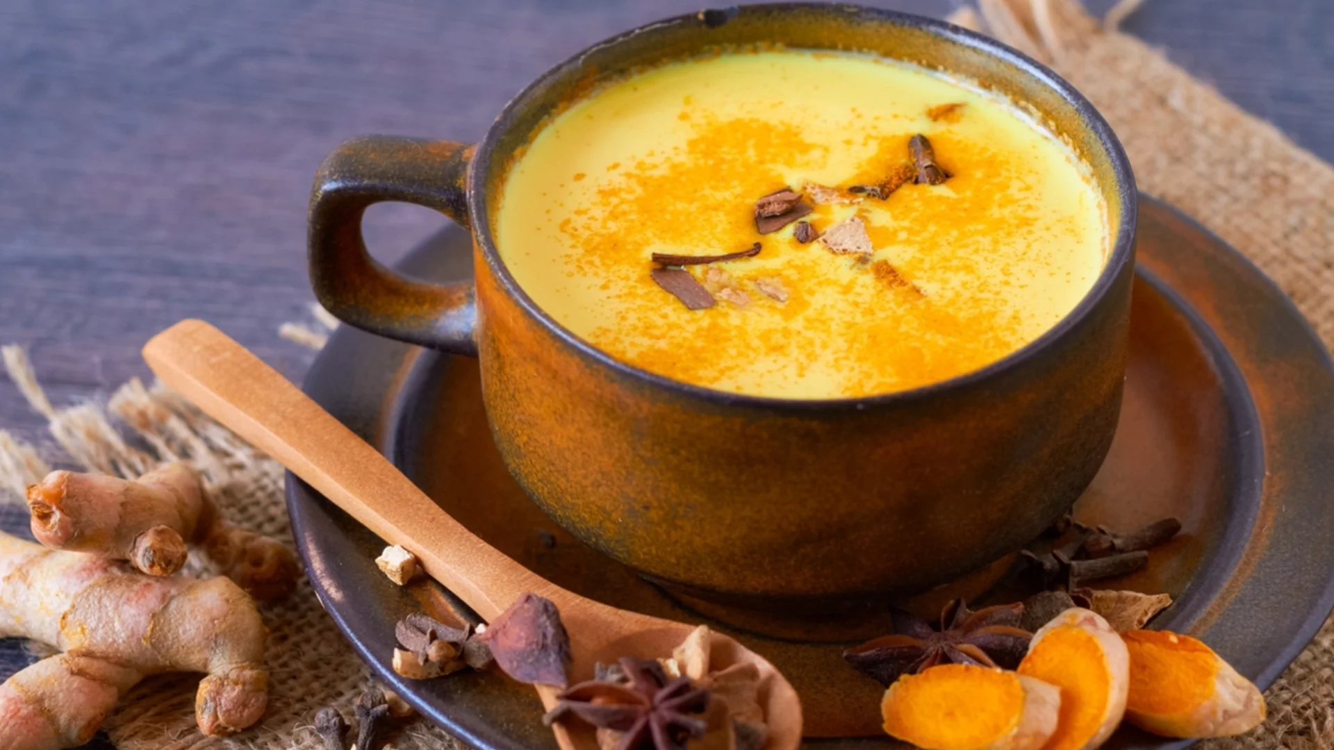 Как да си приготвите "златно" мляко - еликсир за здраве през зимните месеци