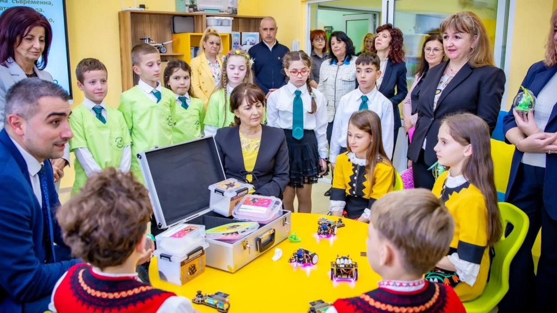 Нов модерен STEM център за иновативно обучение и развитие откриха в НУ „Отец Паисий“ – Пазарджик