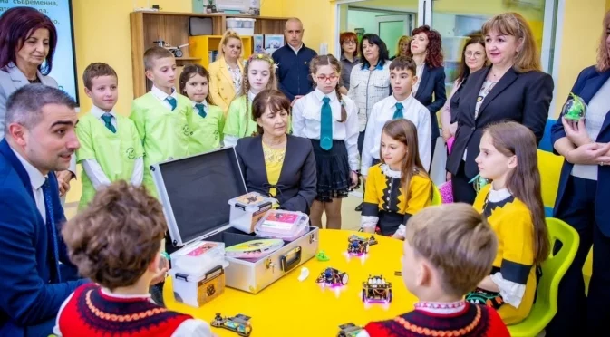 Нов модерен STEM център за иновативно обучение и развитие откриха в НУ „Отец Паисий“ – Пазарджик
