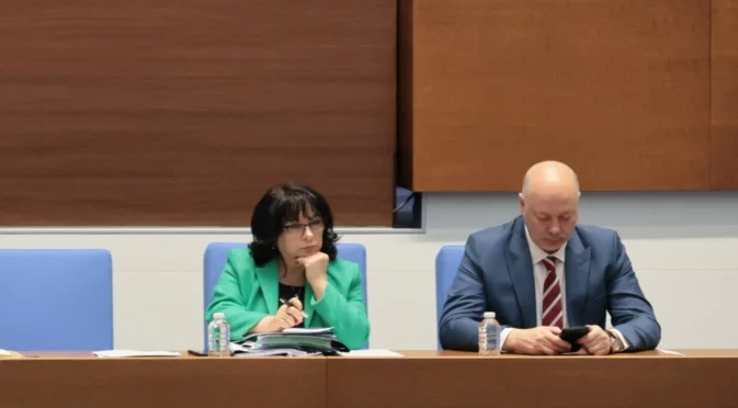 Спор за софтуера за бизнеса в парламента: Знае ли финансовият министър какво е? Страх ли го е Божанов от него?