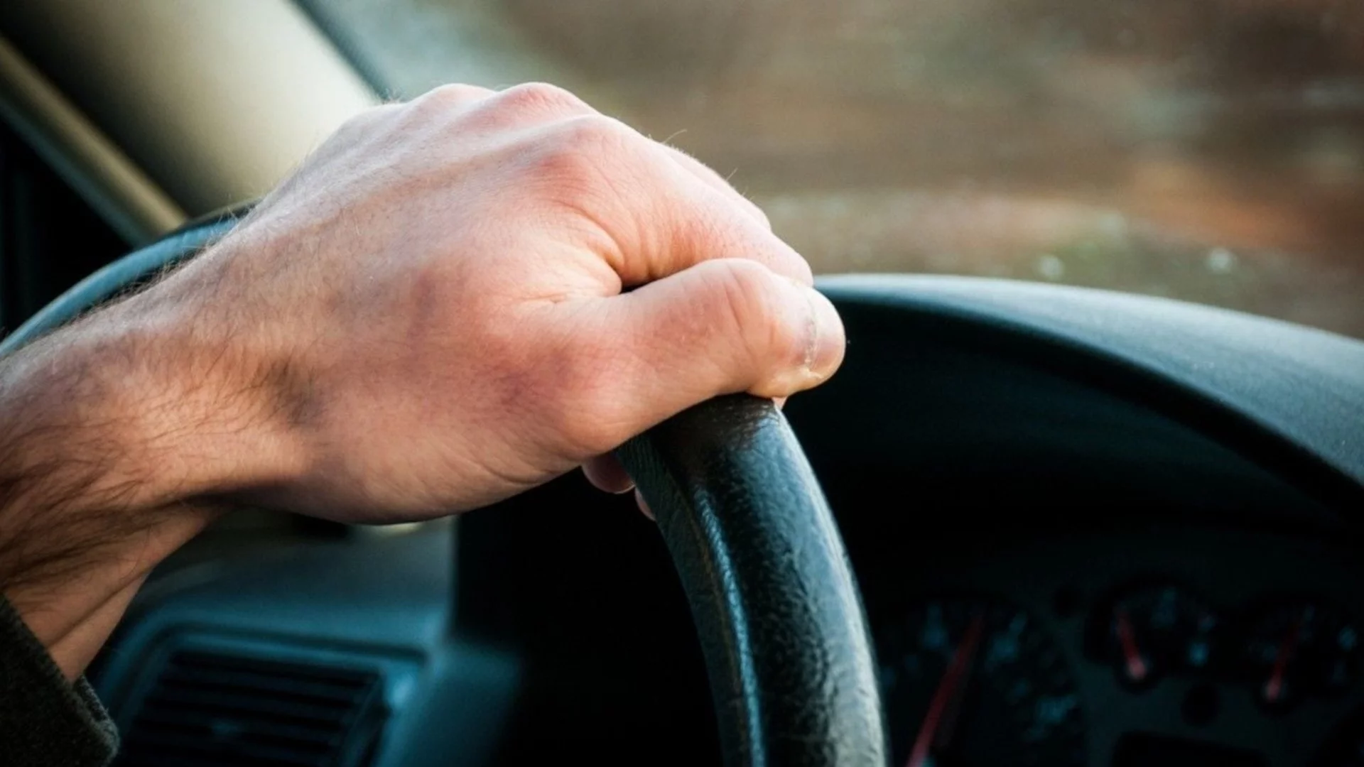 Защо не трябва да се шофира с една ръка