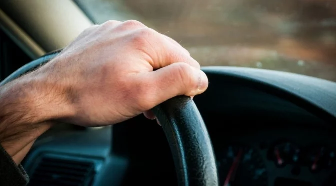 Защо не трябва да се шофира с една ръка