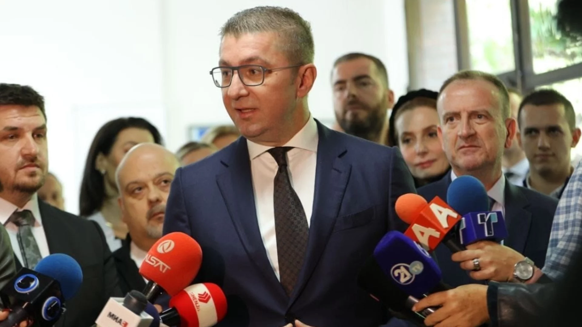 Мицкоски пред македонците в Албания: Добре сте си вие, не като в България