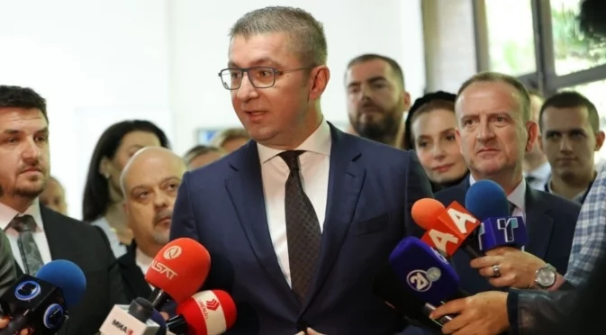 Мицкоски пред македонците в Албания: Добре сте си вие, не като в България