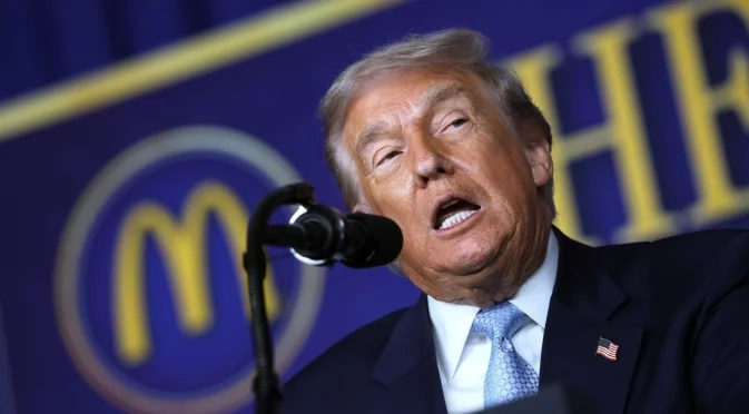 След като нарече репортерка "прасенце": Белият дом защити Тръмп