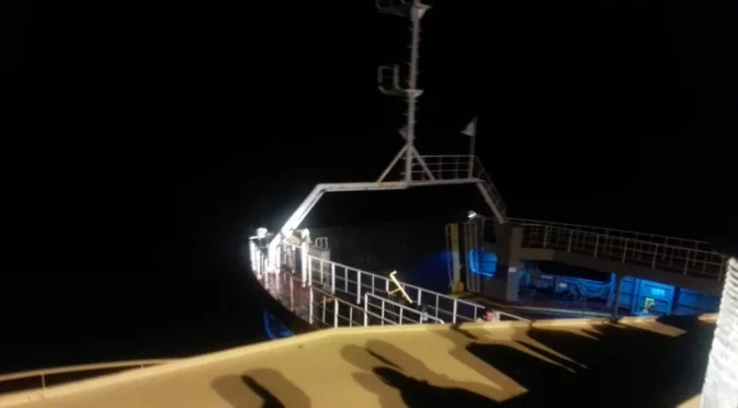 Зяпал в телефона си: Капитан блъсна ферибот в скали, стотици се отърваха на косъм (ВИДЕО)