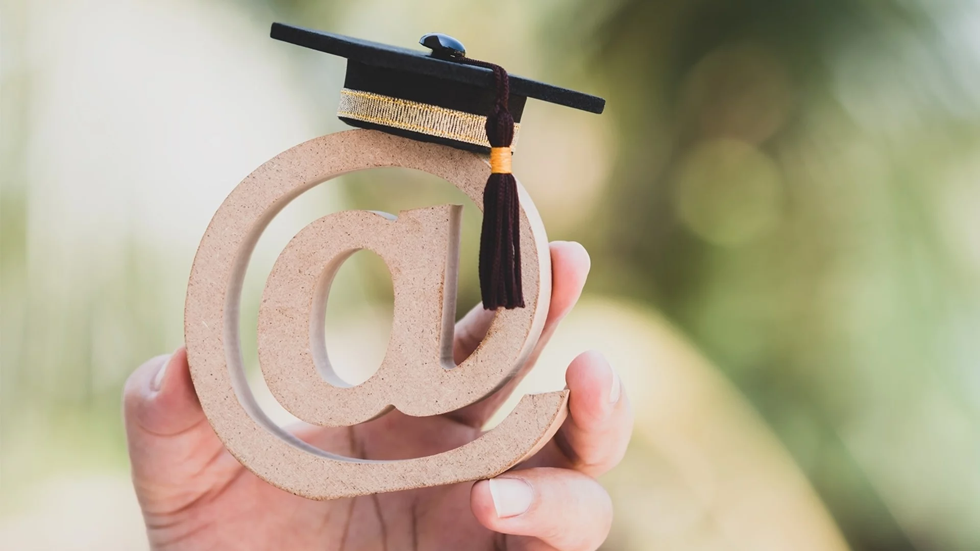 Едва 10% от хората с основно образование ползват онлайн банкиране