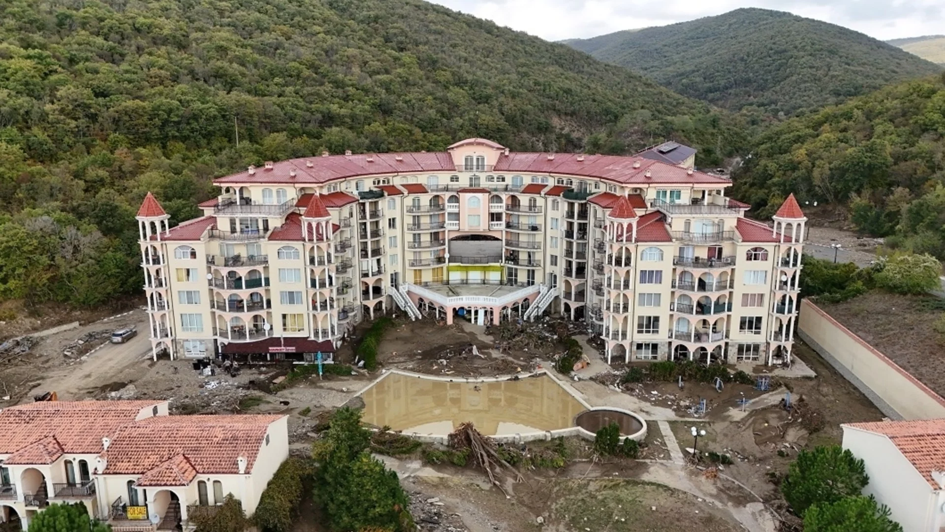 Ще се събарят ли хотели в "Елените"? Отговорът от началника на ДНСК