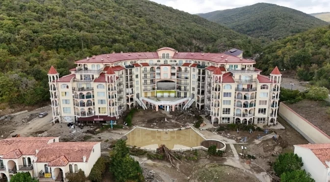 Ще се събарят ли хотели в "Елените"? Отговорът от началника на ДНСК