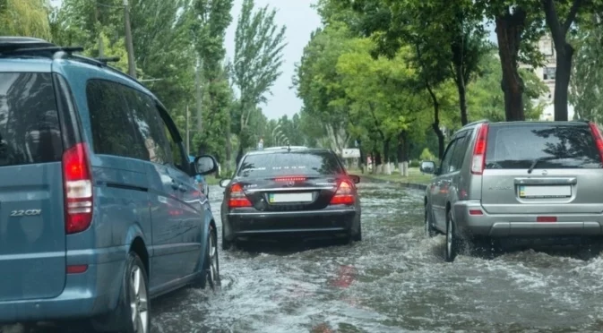Силен дъжд наводни път в Благоевградско