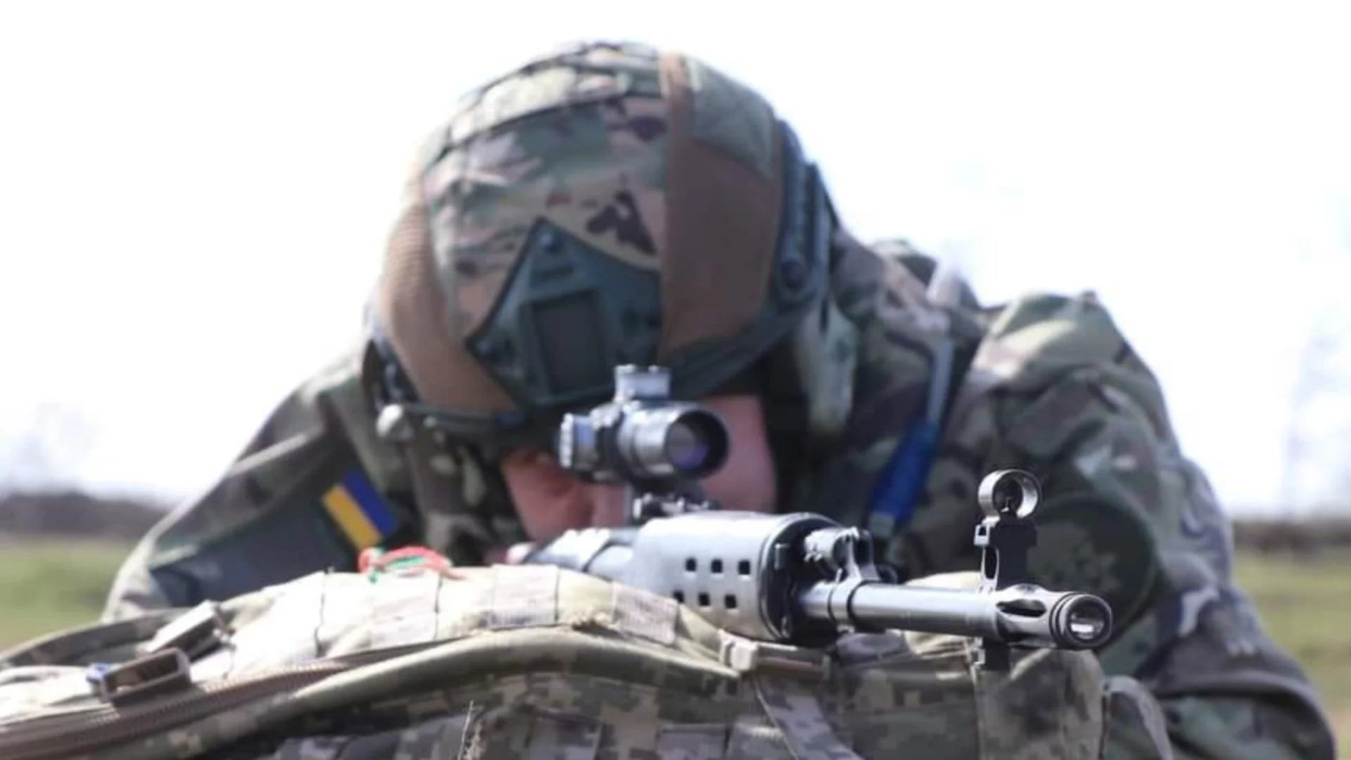 Разстрел на предполагаемо руски войник в Украйна. Руски командир унижава голи подчинените си (ВИДЕО)