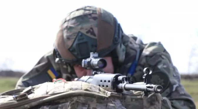 Разстрел на предполагаемо руски войник в Украйна. Руски командир унижава голи подчинените си (ВИДЕО)