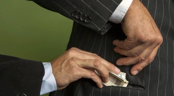 Вземал подкупи от Русия: 10 г. затвор за бивш британски евродепутат