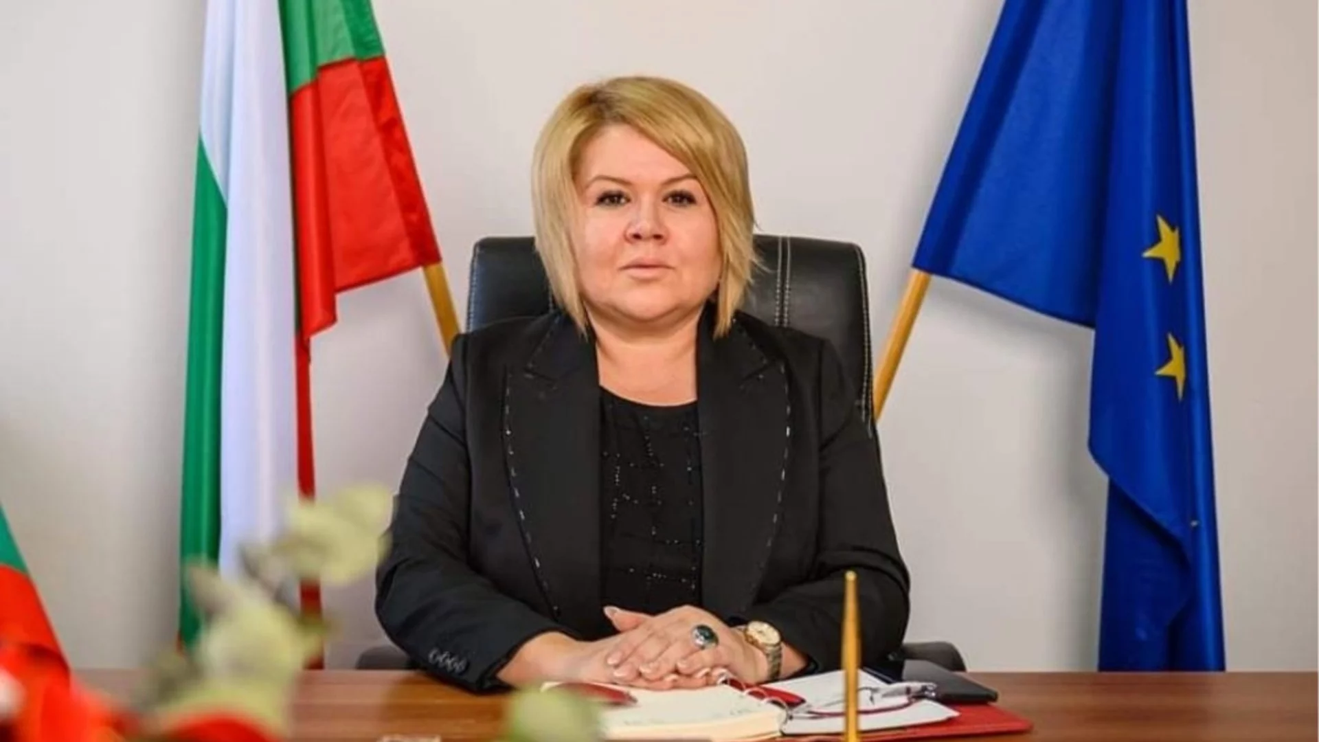 Застана зад Доган и претърсиха дома на сина ѝ - сега кметицата на Дулово минава в лагера на Пеевски