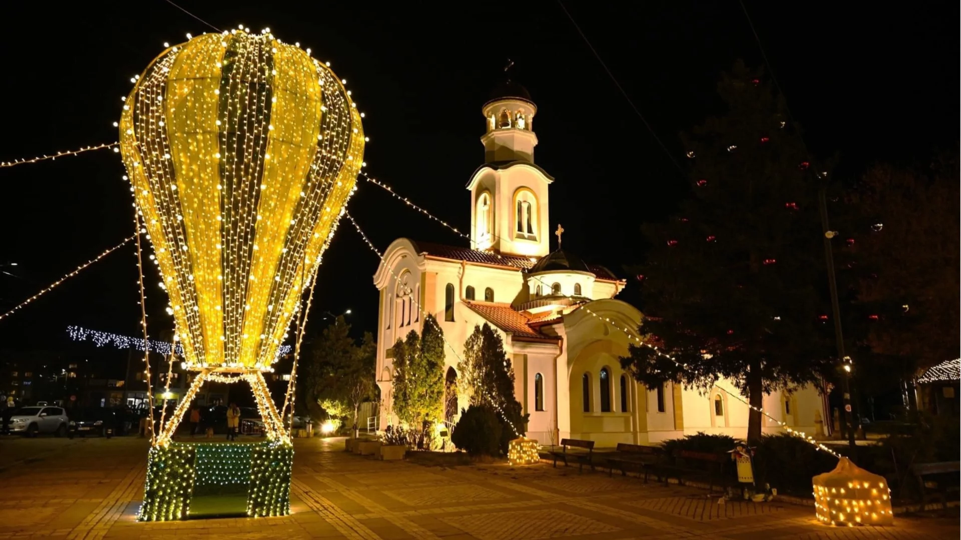 В Елин Пелин грейва коледно градче с над 1 000 000 светлини