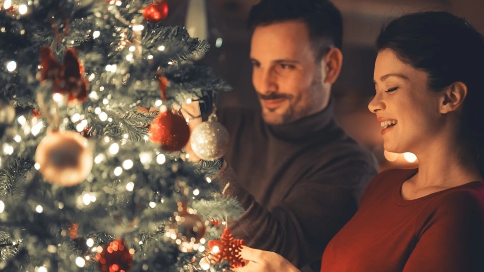 Кога да украсим коледната елха, за да привлечем пари и любов през 2026 г.? Това са силни дати през ноември и декември 2025 г.