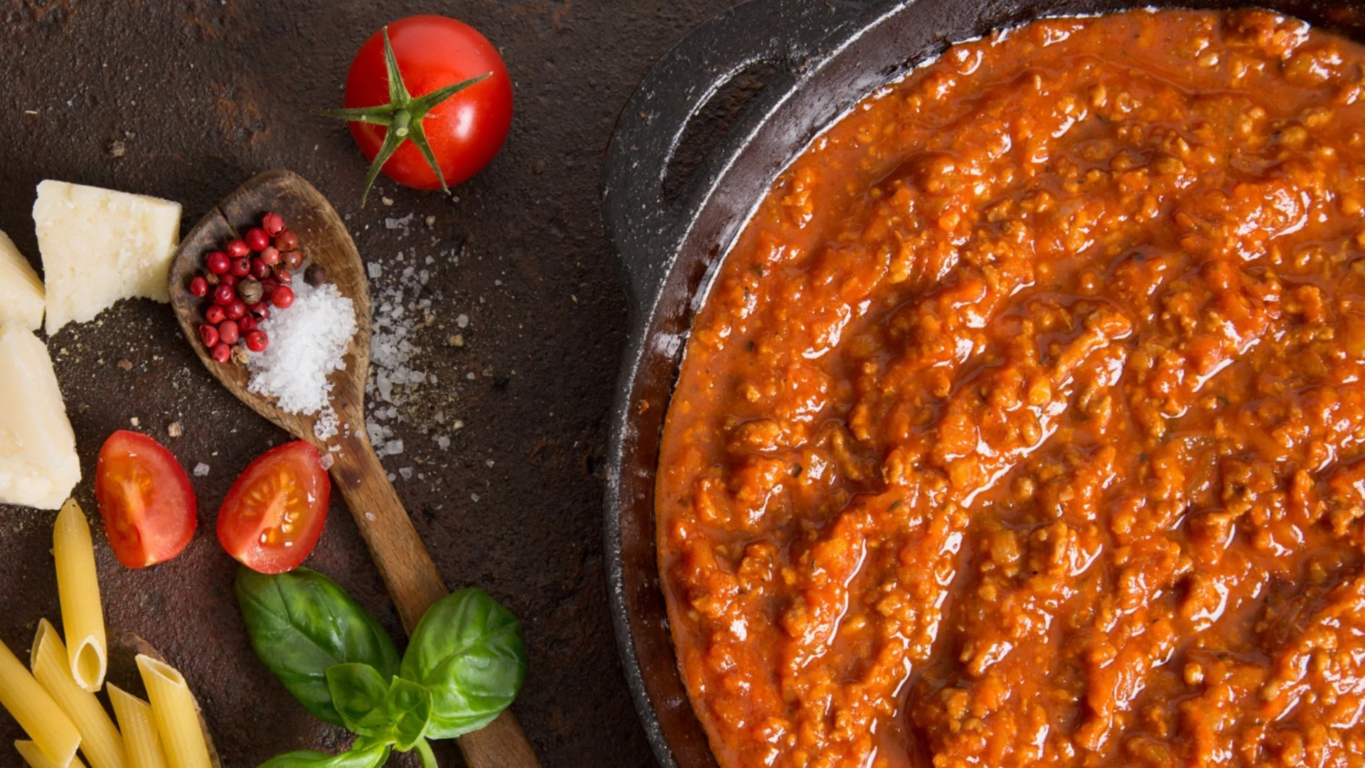 Италиански, ама български: Хванаха 42 тона лъжлив доматен сос