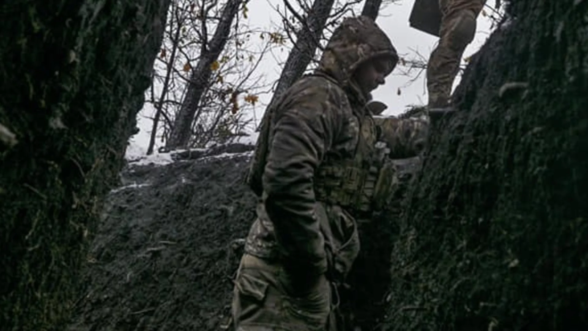 471 дни в окоп без да можеш да се изправиш или да седнеш, само пълзиш: Разказ на украински войник