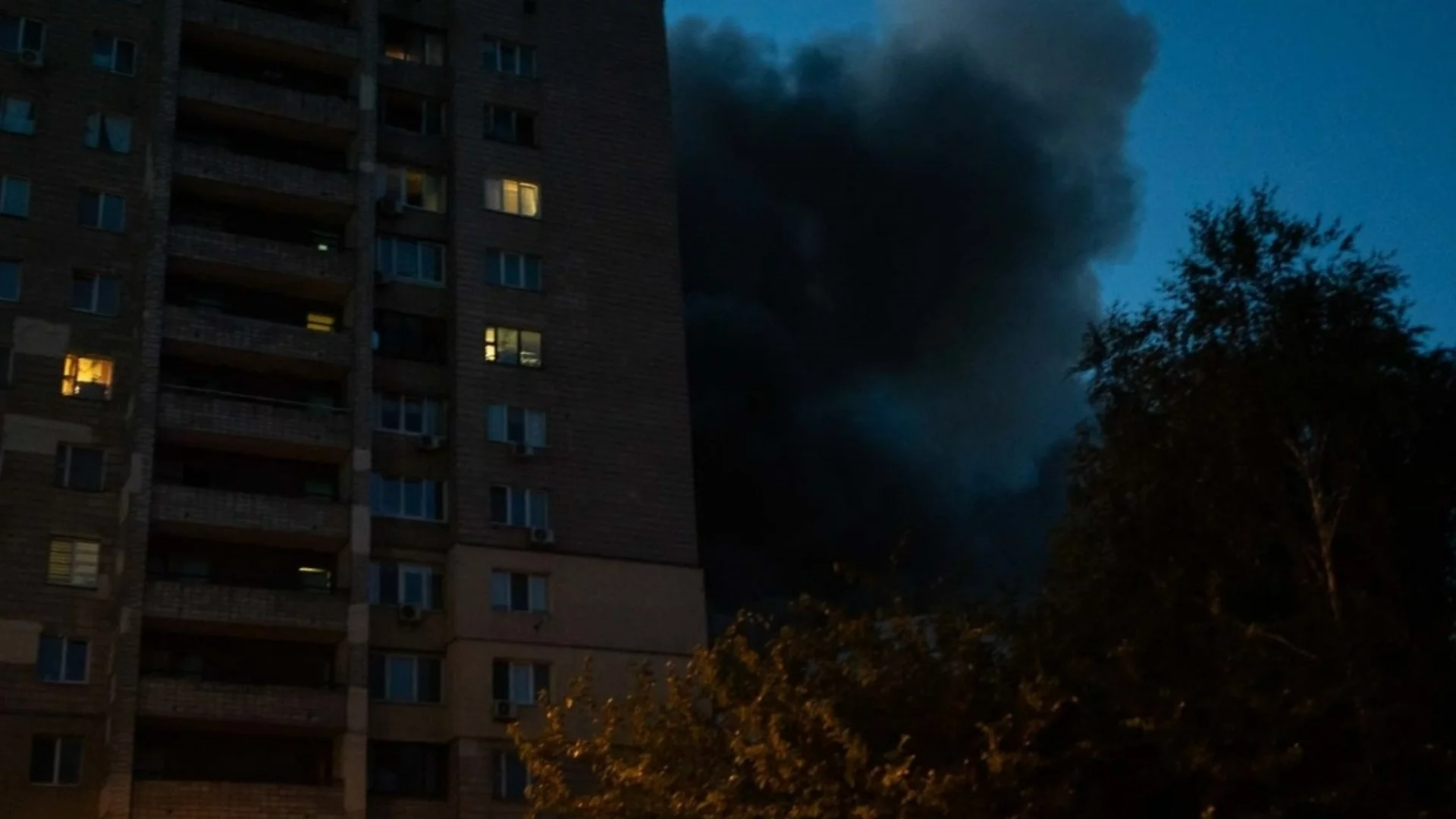 Без ток: В Украйна родители светят с автомобилни фарове, за да тренират децата