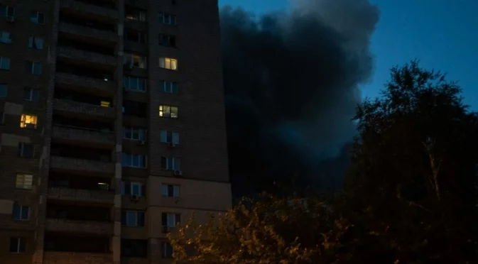 Без ток: В Украйна родители светят с автомобилни фарове, за да тренират децата