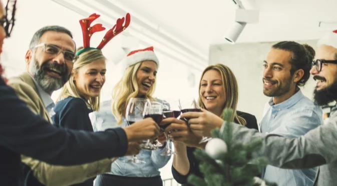 4 зодии, които ще получат ИЗНЕНАДА от някой специален през декември