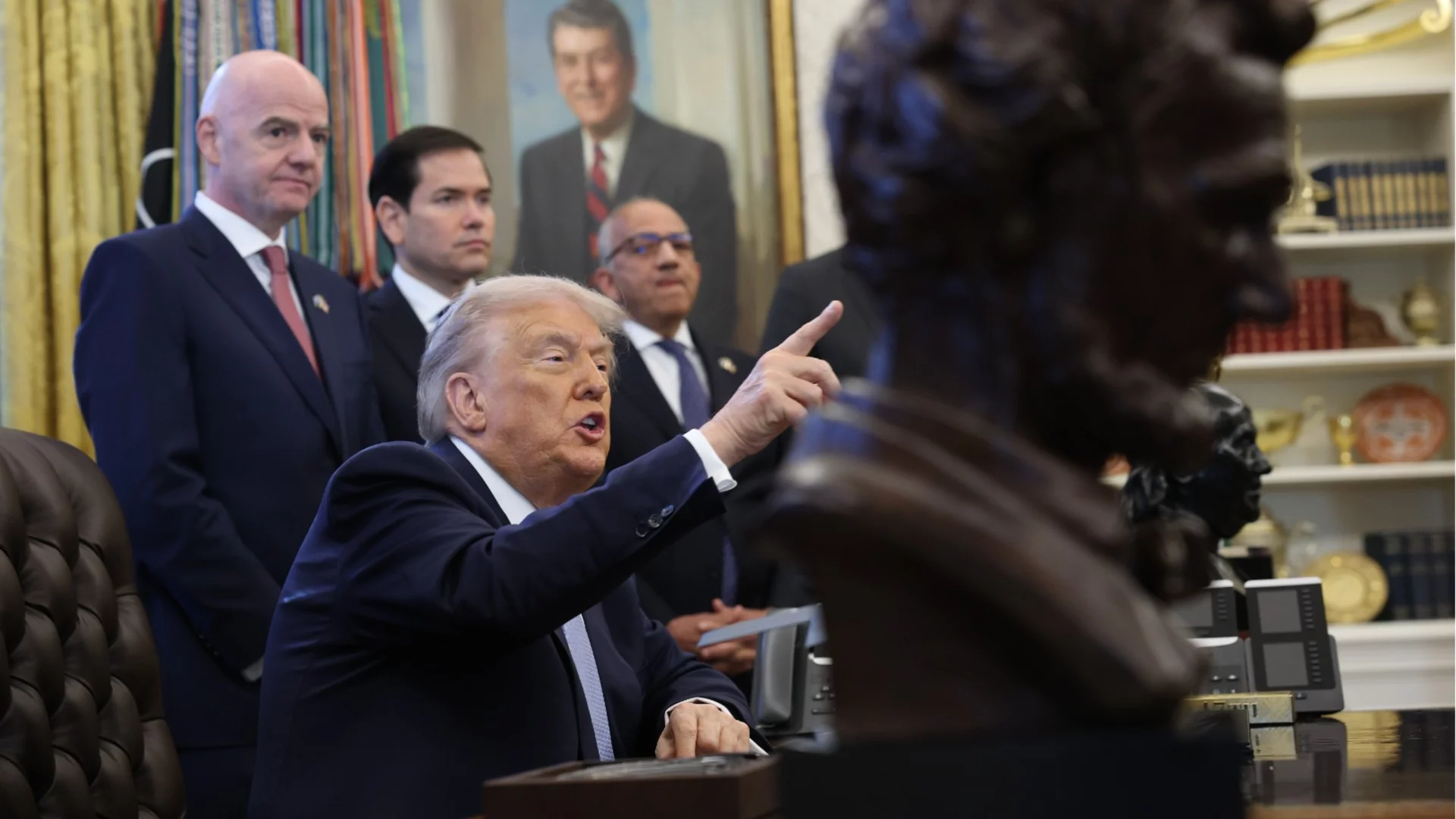 Тръмп призна, че изнудва по-слабия - пак каза на Зеленски, че "няма карти" (ВИДЕО)