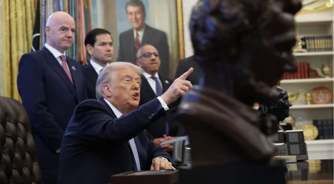 Тръмп призна, че изнудва по-слабия - пак каза на Зеленски, че "няма карти" (ВИДЕО)