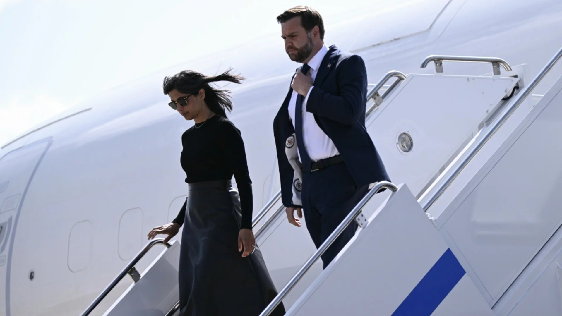 Съпругата на Джей Ди Ванс без халка, а той прегръща вдовицата на Кърк: Какво се случва в Белия дом? (СНИМКИ)