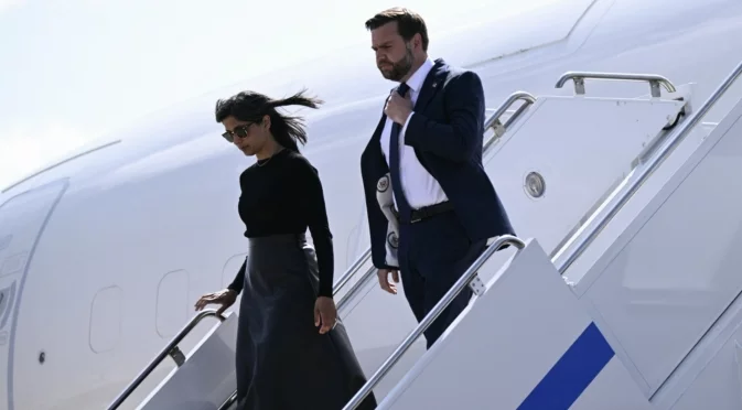 Съпругата на Джей Ди Ванс без халка, а той прегръща вдовицата на Кърк: Какво се случва в Белия дом? (СНИМКИ)