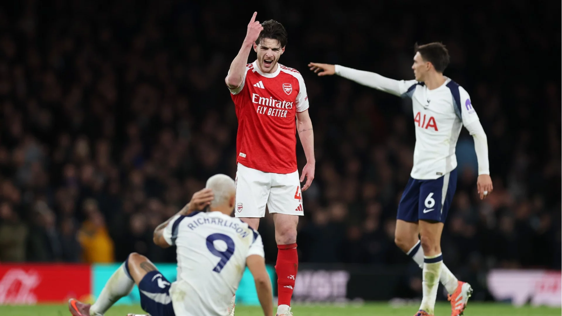 Неудържим Арсенал разгроми вечния враг Тотнъм и направи първата голяма крачка към титлата на Англия