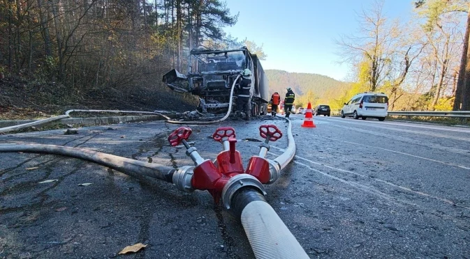 Камион се самозапали, шофьорът му загина