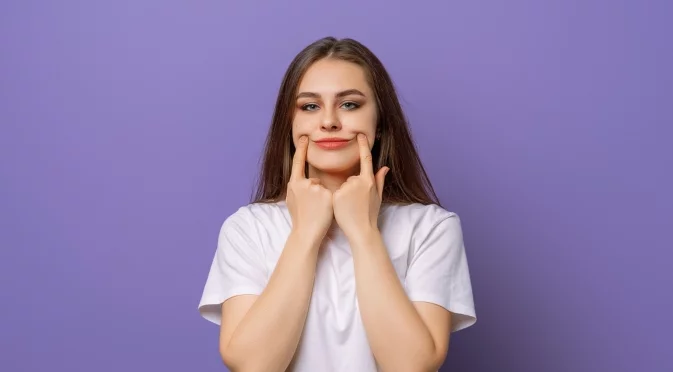 Защо хората правят „крива усмивка“ и какво всъщност искат да ни кажат