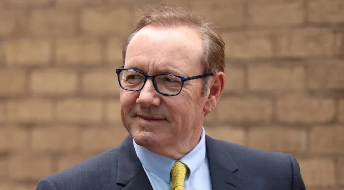 "Има хора, които живеят на улицата, но аз не съм от тях": Кевин Спейси за слуховете, че е бездомник