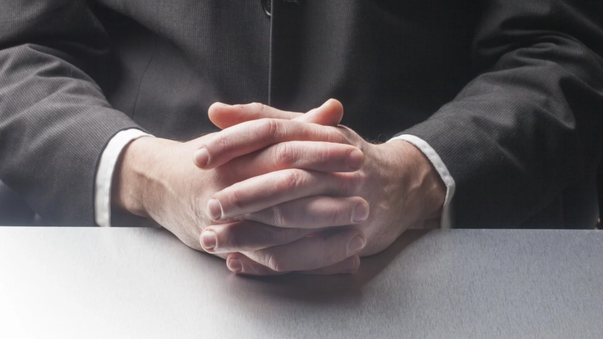 Как да разчитаме жеста „скръстени ръце“ – защита, несигурност или комфорт?