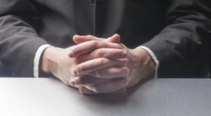 Как да разчитаме жеста „скръстени ръце“ – защита, несигурност или комфорт?