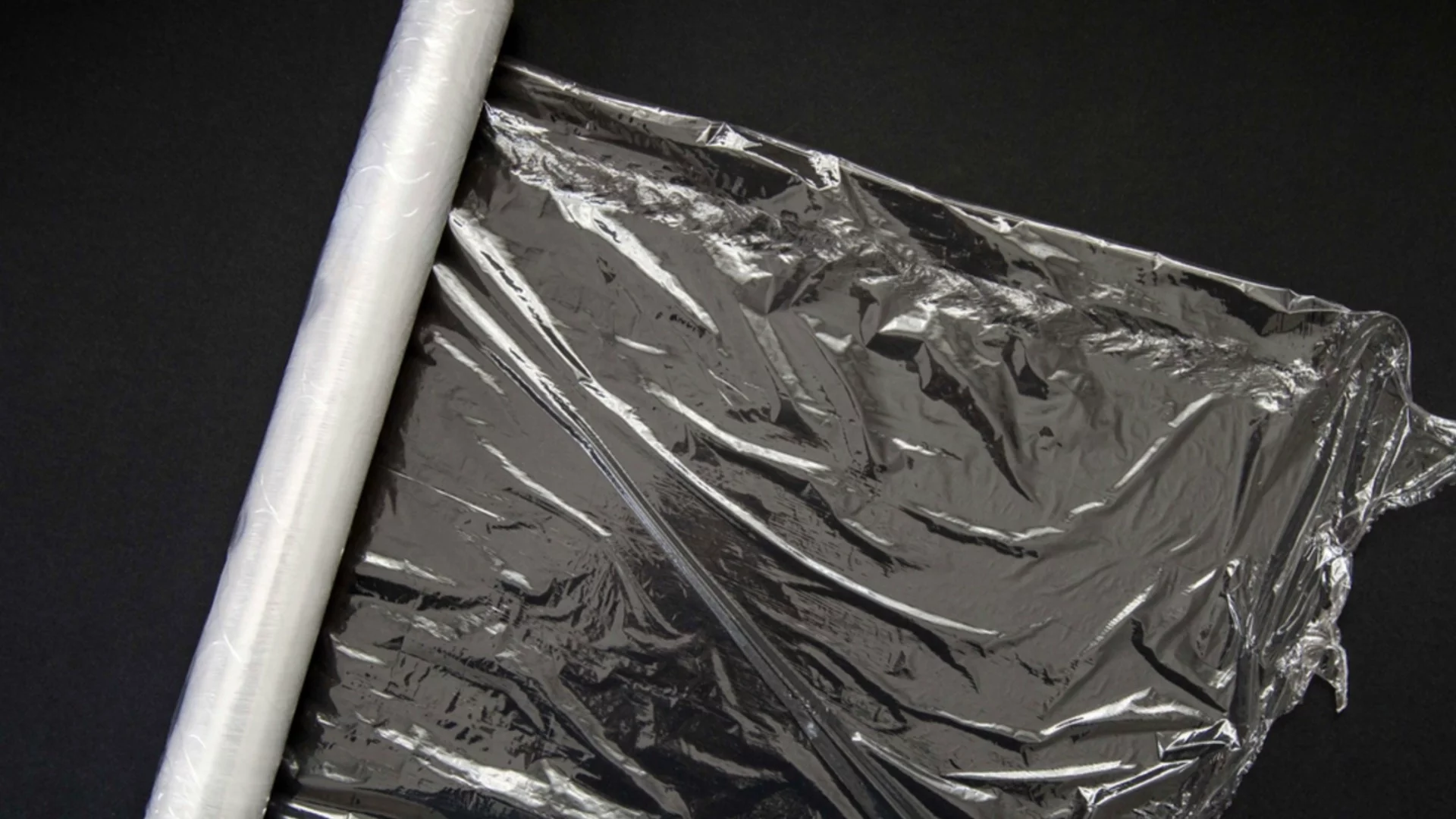 Защо хитрите градинари използват прозрачно фолио в градината си