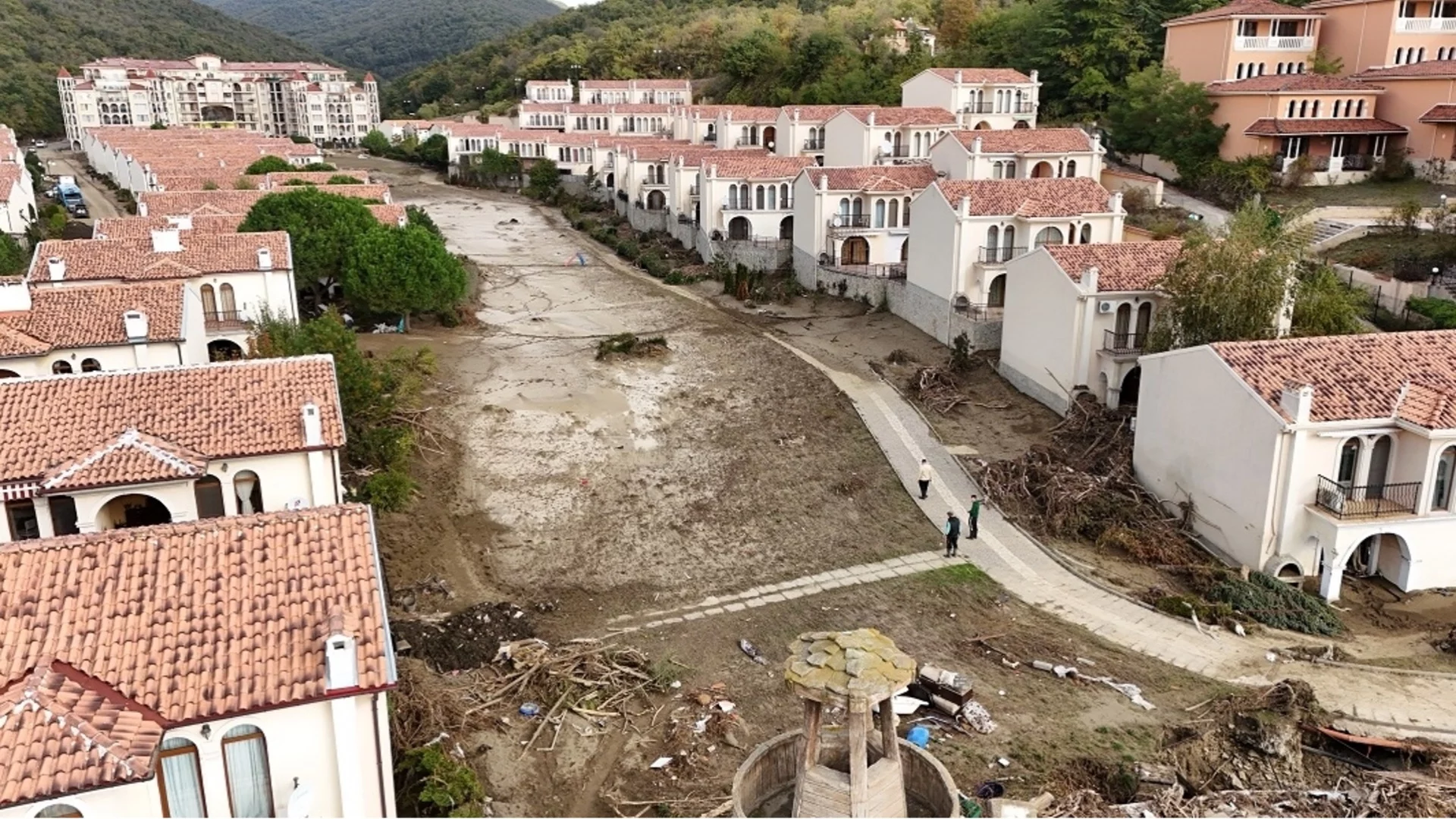 След потопа: Дезинфекцираха курортно селище „Елените“