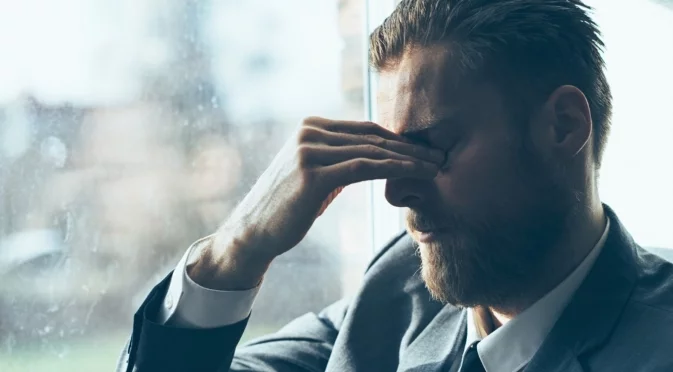 Какво означава, ако човек гледа надолу докато върви