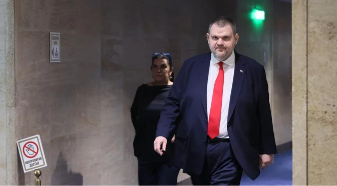 Пеевски тръгва на съд за синя и зелена зона в София