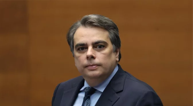 На втора инстанция: Асен Василев спечели дело за клевета срещу Делян Добрев