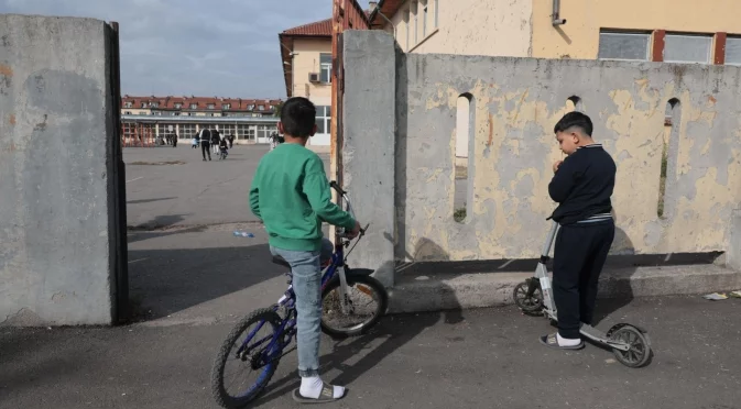 Свободно в училищния двор: Квартална радост или вандализъм и разходи