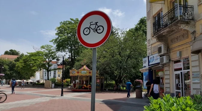 Възрастна велосипедистка е била блъсната от кола