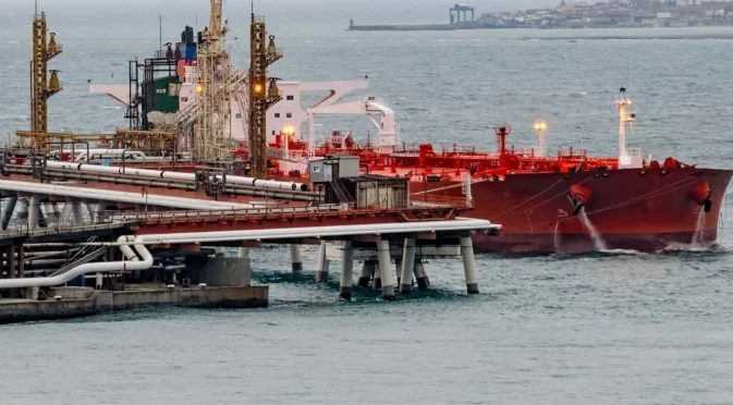 Украйна порази с далекобойни дронове руски десантен кораб и нефтен терминал чак в Новоросийск