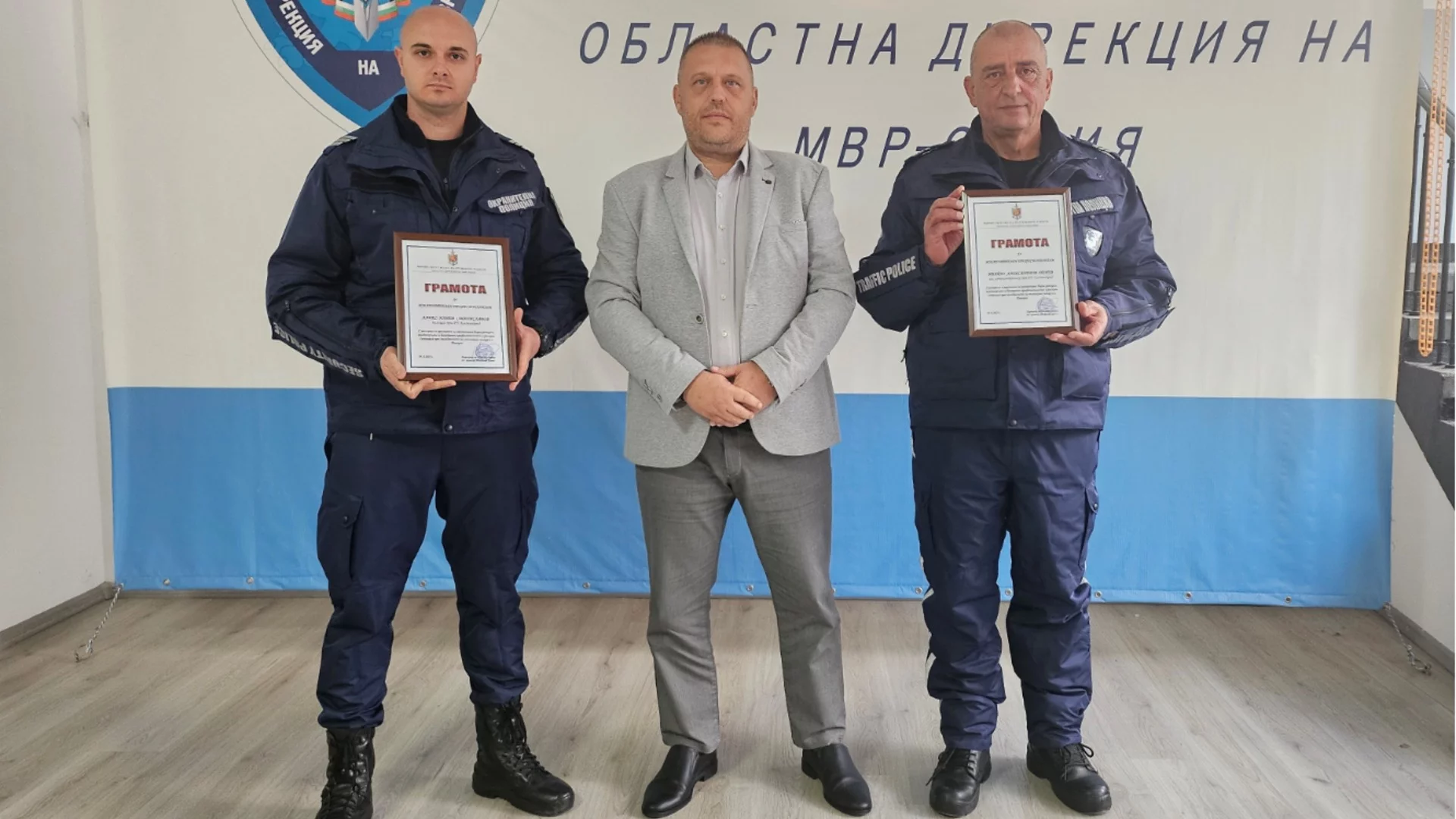 Спасили автобусите от пламъци: Наградиха храбри полицаи